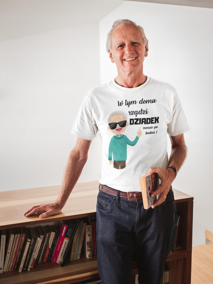 W TYM DOMU RZĄDZI DZIADEK zaraz po babci- koszulka z nadrukiem - obrazek 4