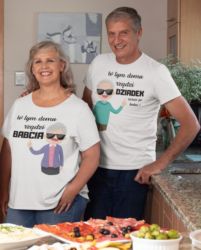 W TYM DOMU RZĄDZI BABCIA- koszulka z nadrukiem - obrazek 3