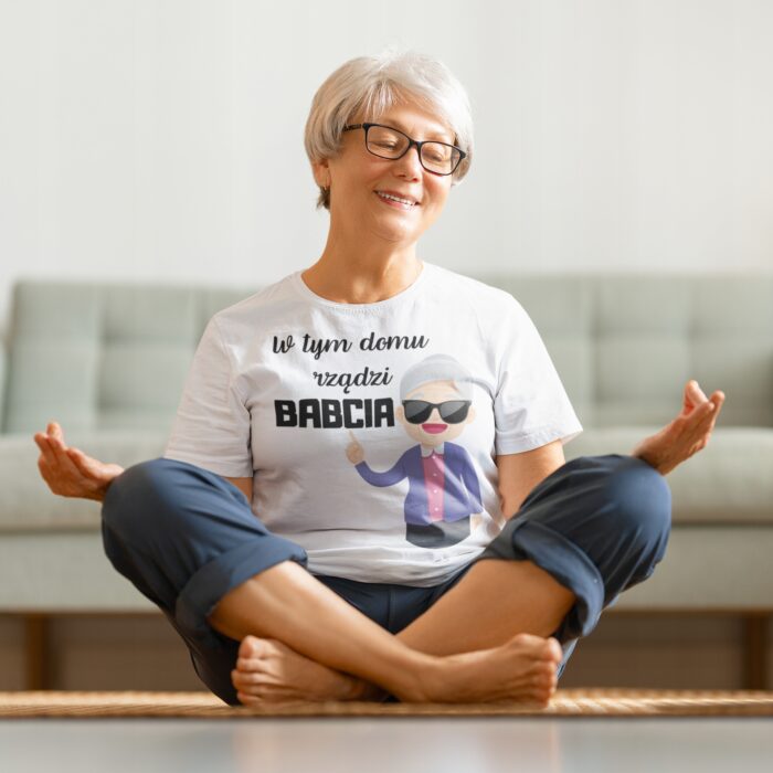 W TYM DOMU RZĄDZI BABCIA- koszulka z nadrukiem - obrazek 4