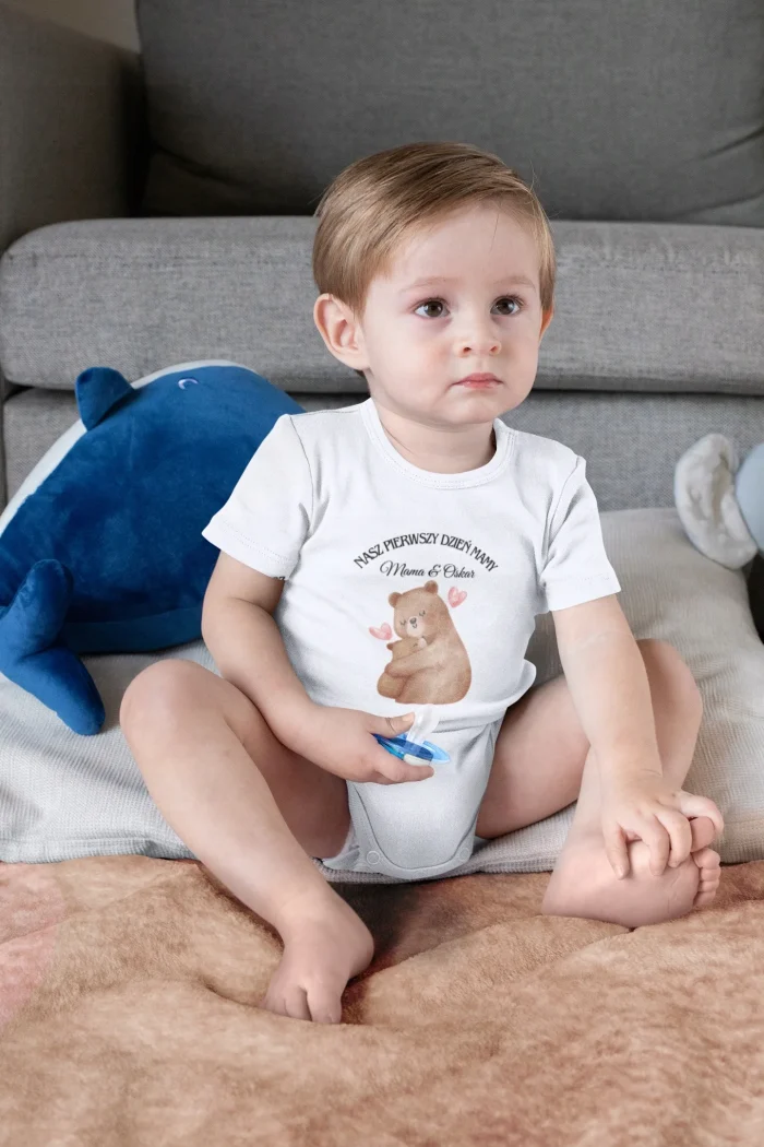 ZESTAW KOSZULKA BODY DLA KOBIETY MAMY NASZ PIERWSZY DZIEŃ MAMY PREZENT - obrazek 4