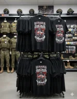 KOSZULKA POLSKA MĘSKA HUSARIA CZARNA Z GODŁEM POLSKI ŚWIĘTO NARODOWE - obrazek 2